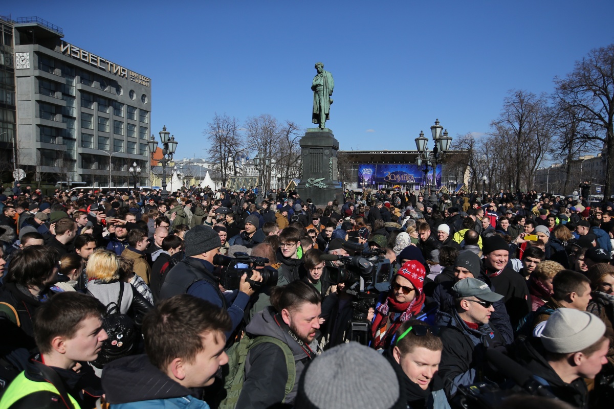 Покажи митинг. Митинг на Пушкинской площади. Цветная революция Навальный. Молодежь на митинге.