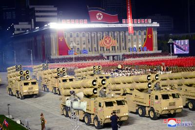 В Пхеньяне прошел военный парад в ознаменование завершения съезда Трудовой партии Кореи 