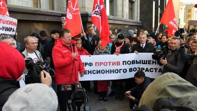«Нет пенсионному геноциду!» Депутаты-коммунисты провели встречу с избирателями у Госдумы