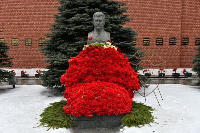 К могиле Иосифа Сталина принесли тысячи гвоздик