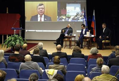Дмитрий Новиков приветствовал участников встречи в Париже в честь Мориса Тореза