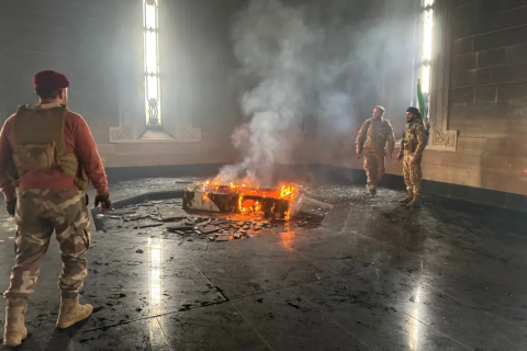 В Сирии боевики сожгли мавзолей и гроб отца Башара Асада