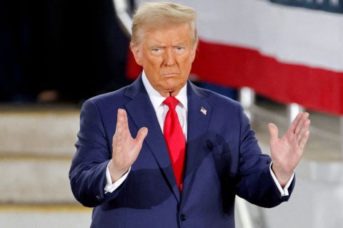 Трамп заявил о «вредоносной деятельности» России и продлил часть санкций. Кремль нашел ему оправдание