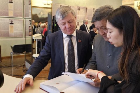 Дмитрий Новиков принял участие в открытии выставки к 100-летию создания Коммунистического университета трудящихся Китая