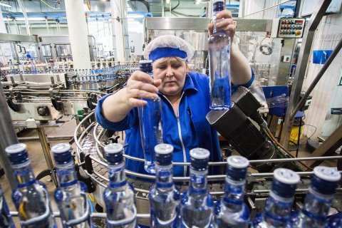 «Из-за множества причин». Минфин предложил с июня повысить минимальную цену на водку до 299 рублей