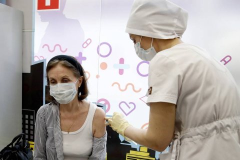 Министр здравоохранения заявил, что к осени должно быть привиты против коронавируса 60% населения России