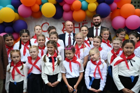 «Вперед! К знаниям!» 1 сентября Г.А. Зюганов поздравил учащихся, учителей и родителей Московской школы № 2094