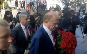 Геннадий Зюганов посетил церемонию прощания с советским поэтом-песенником Николаем Добронравовым