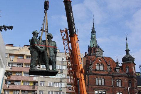 В Польше собираются снести 75 памятников советским солдатам и партизанам. КПРФ предлагает вывезти памятники в Россию