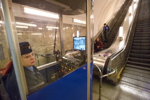 СМИ сообщили о сокращении 1,2 тыс. дежурных у эскалаторов в метро Москвы