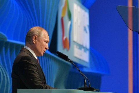 Путин заявил, что благодаря грамотным действиям властей удалось удержать Россию от сползания в рецессию