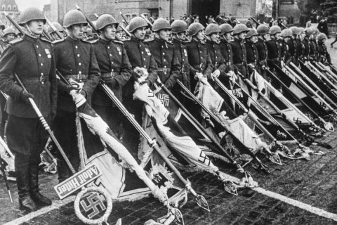В Архангельске суд приговорил мужчину за фото с Парада Победы 1945 года – за пропаганду нацисткой символики