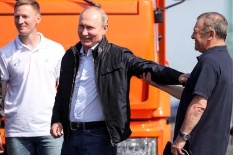 Путин на «Камазе» открыл движение по Крымскому мосту