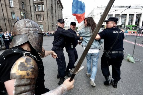 В Петербурге во время акции протеста рыцарь с мечом потребовал от полиции освободить задержанных