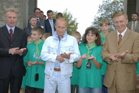 О «плане Путина» «выделить на образование и медицину» за счет налогов на население 10 трлн рублей рассказало агентство Bloomberg