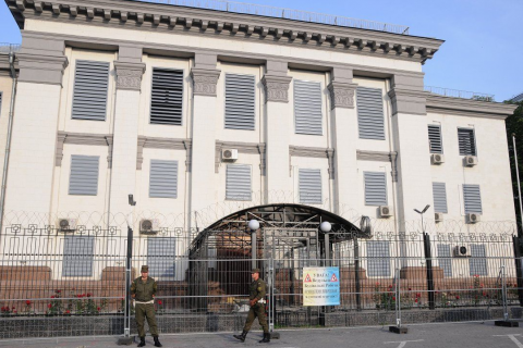 СМИ сообщают об эвакуации сотрудников посольства России в Киеве. МИД РФ: Посольство работает штатно