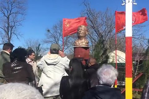 Памятник Сталину установили в поселке в Хабаровском крае