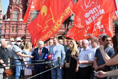 В Москве состоялась памятная церемония КПРФ с возложением цветов к могиле Неизвестного солдата