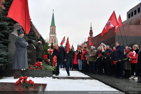 Представители КПРФ возложили цветы к могиле Сталина в 141-ю годовщину его рождения