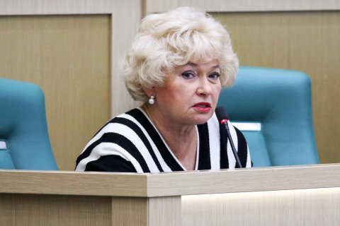 Сенатору Людмиле Нарусовой отключили микрофон из-за критики Мединского