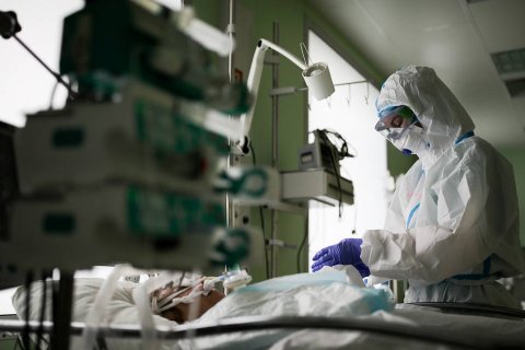 Число умерших от коронавируса в России превысило 70 тысяч человек