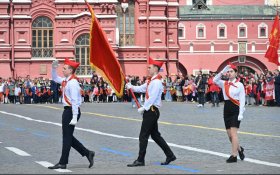 На Красной площади в Москве тысячи детей со всей России вступили в ряды пионеров
