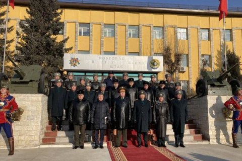 Россия передает Монголии авиатехнику, взамен начальник Генерального штаба получил орден