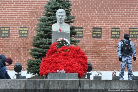КПРФ в День Памяти Сталина возложила цветы к его Могиле у Кремлевской стены