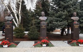 В Волгограде, у подножия Мамаева кургана открыты памятники Сталину, Жукову и Василевскому