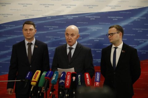 Ю.П. Синельщиков, А.В. Прокофьев и В.П. Исаков выступили перед журналистами в Госдуме