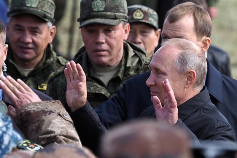 Россияне считают, что влияние Путина на положение в России снизилось (профсоюзы вообще ни на что не влияют)