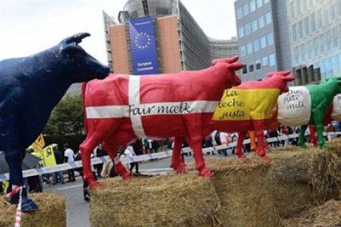СМИ: Европа тонет в молоке из-за санкций 
