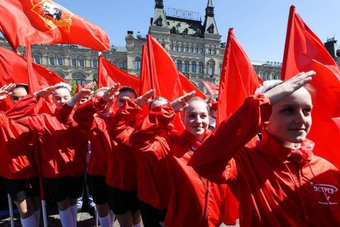 КПРФ приняла в пионеры на Красной площади около пяти тысяч школьников
