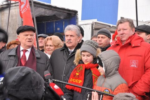 Жириновский потребовал проверить отправку гумконвоев КПРФ в Донбасс