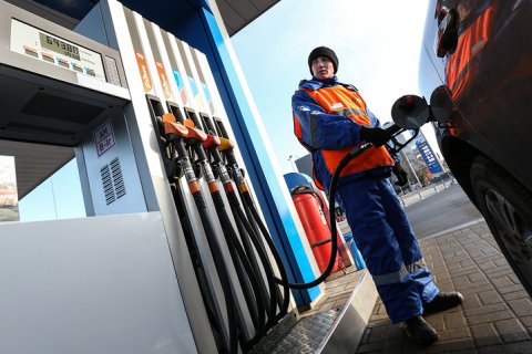 Средние цены на бензин в России снизились. На две копейки