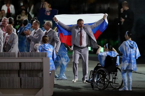 Белорусский паралимпиец лишен аккредитации за флаг России