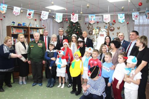 Депутаты Госдумы РФ Николай Коломейцев и Евгений Бессонов доставили в ЛНР новогодние подарки от КПРФ