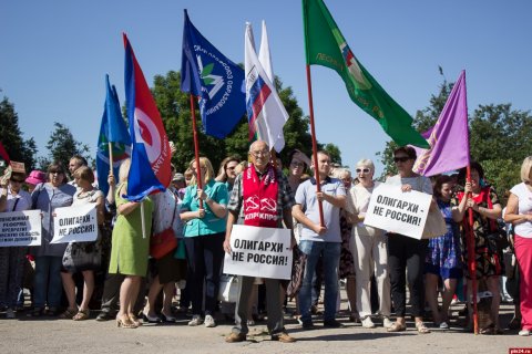 «Олигархи — не Россия». В Пскове, Саратове, Саяногорске прошли митинги и пикеты против повышения пенсионного возраста