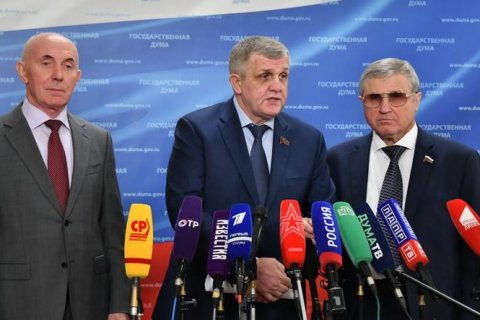 Депутаты КПРФ на пресс-подходе представили новые законопроекты
