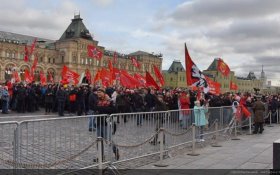 В акции КПРФ на Красной площади к годовщине Великой Октябрьской социалистической революции участвовали около 2000 человек