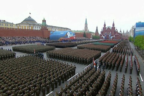 Зеленский намекнул на удар по параду Победы в Москве