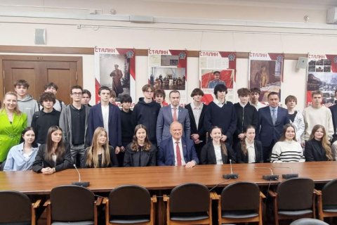 Московские школьники на экскурсии в Госдуме встретились с Геннадием Зюгановым и представителями фракции КПРФ