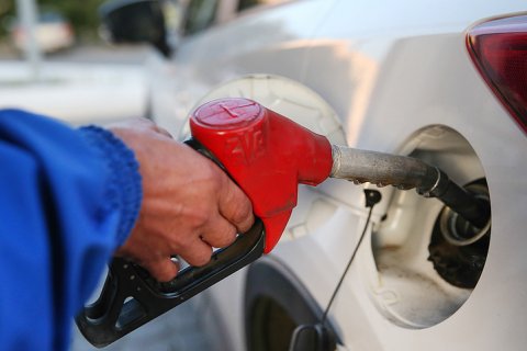 Правительство решило повысить акцизы на бензин. Об отмене транспортного налога уже речи не идет