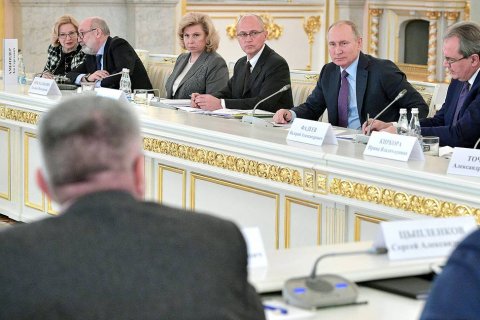 Путин согласился с предложением наказывать чиновников за оскорбление граждан