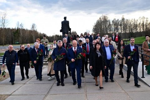 Геннадий Зюганов посетил Мемориальный комплекс Хатынь и Храм-памятник в честь всех святых и в память о жертвах, спасению отечества нашего послуживших