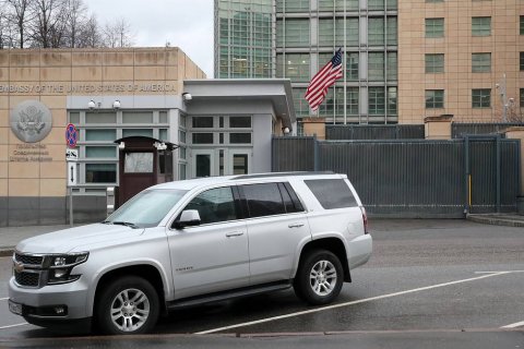Посольство США в России сокращает в 4 раза число сотрудников и прекращает выдачу россиянам виз