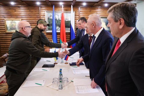 На российско-украинских переговорах в Беловежской пуще договорились о создании гуманитарных коридоров