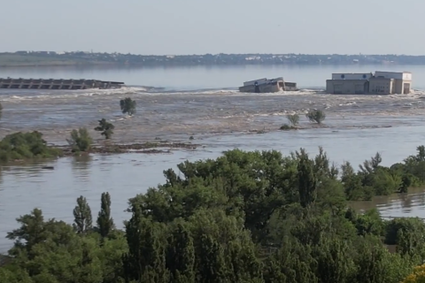 «Разрушилась» Каховская ГЭС в Херсонской области. Россия и Украина обвинили в катастрофе друг друга