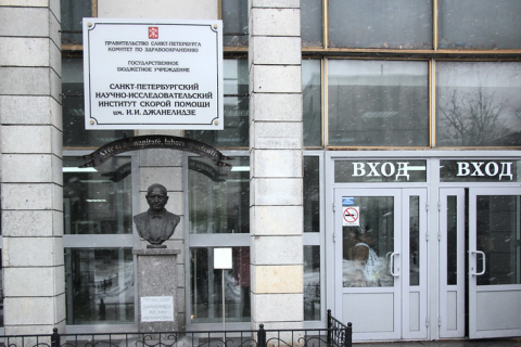 В петербургской больнице скорой помощи, в которую «не привозят коронавирусных», заразились более 100 медиков