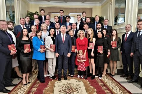 Дмитрий Новиков вручил дипломы выпускникам 45-го потока Центра политической учебы